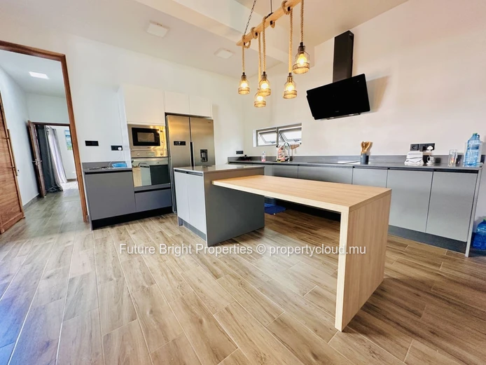Stunning Modern Family Home with Pool in Chemin Vingt Pied – Prime Northern Location Near Super U & La Croisette