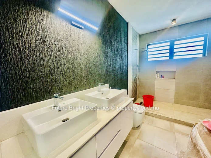 Elegant Family Home For Rent In Rose Hill – Spacious Green Garden & Prime Location