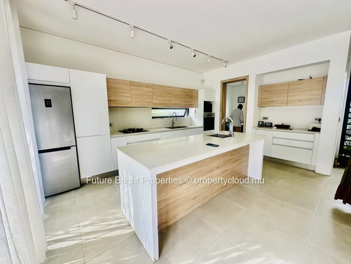 Elegant Family Home For Rent In Rose Hill – Spacious Green Garden & Prime Location