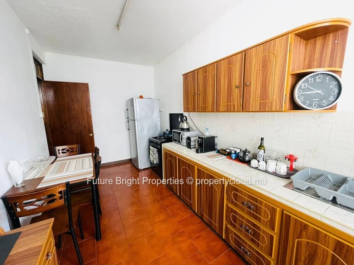 Spacious Charm with Scenic Mountain Views – Your Ideal Urban Retreat