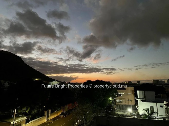 Spacious Charm with Scenic Mountain Views – Your Ideal Urban Retreat