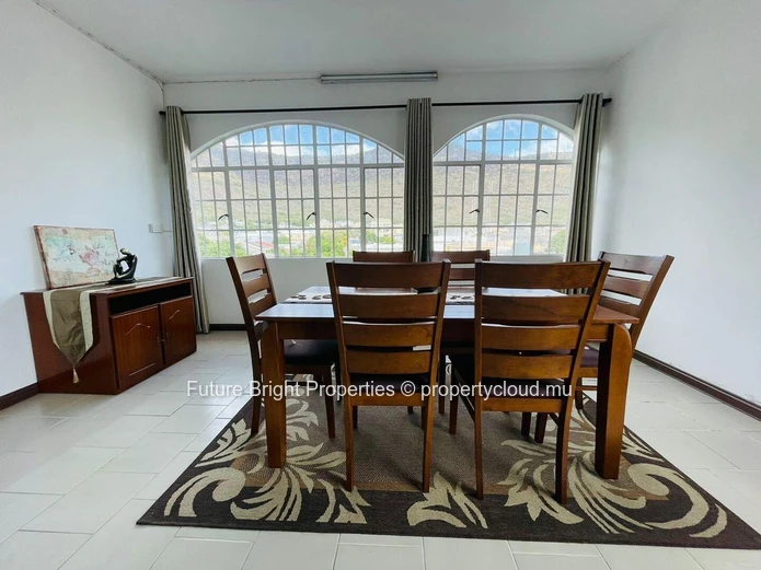 Spacious Charm with Scenic Mountain Views – Your Ideal Urban Retreat