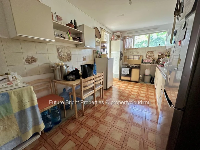 Paradis familial à Vieux Quatre Bornes – Une opportunité d'investissement vous attend!
