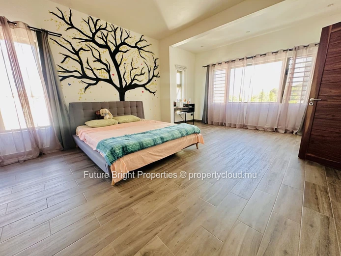 Stunning Modern Family Home with Pool in Chemin Vingt Pied – Prime Northern Location Near Super U & La Croisette