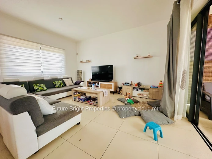 Elegant Family Home with Pool in a Peaceful Neighbourhood